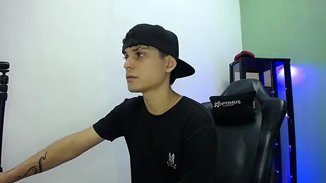 Snapshot of dilan_hott_ chatting on 12/13/25, 07:53 dilan hott online show from 12/13/25, 07:53