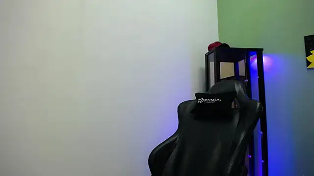 Snapshot of dilan_hott_ chatting on 12/14/25, 02:55 dilan hott online show from 12/14/25, 02:55