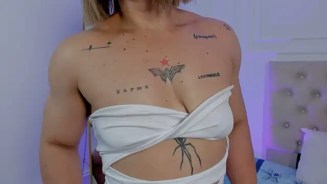 Snapshot of AliceFit_212 chatting on 10/09/25, 01:31 AliceFit 212 online show from 10/09/25, 01:31