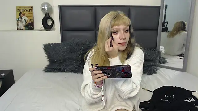 Snapshot of Amnesia_ chatting on 09/15/25, 01:22 Amnesia online show from 09/15/25, 01:22