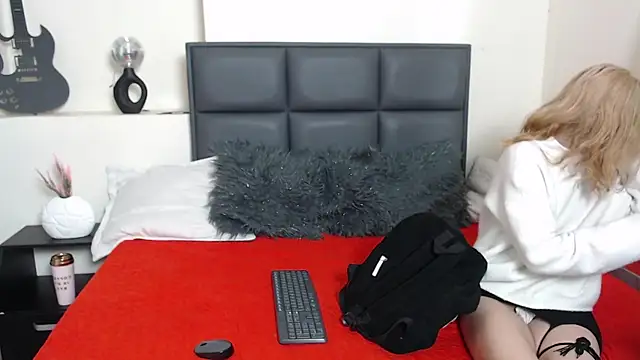 Snapshot of Amnesia_ chatting on 09/19/25, 01:34 Amnesia online show from 09/19/25, 01:34