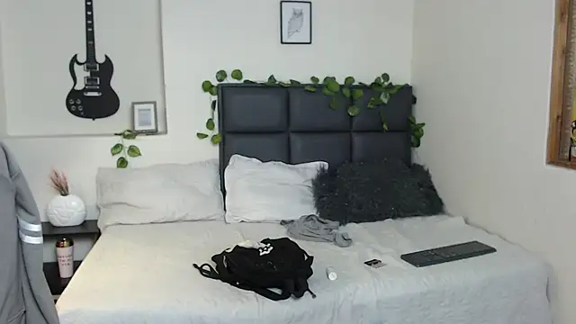 Snapshot of Amnesia_ chatting on 09/22/25, 12:40 Amnesia online show from 09/22/25, 12:40