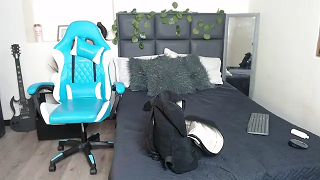 Snapshot of Amnesia_ chatting on 09/26/25, 01:04 Amnesia online show from 09/26/25, 01:04