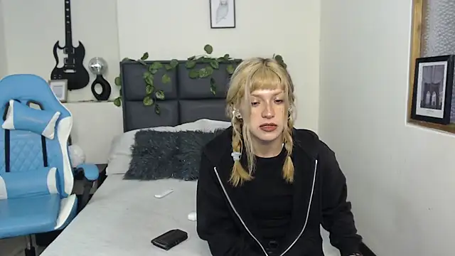 Snapshot of Amnesia_ chatting on 09/29/25, 01:38 Amnesia online show from 09/29/25, 01:38