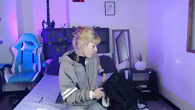 Snapshot of Amnesia_ chatting on 10/06/25, 12:35 Amnesia online show from 10/06/25, 12:35