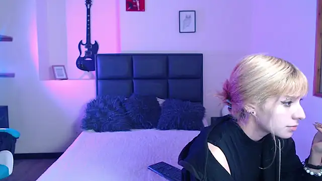 Snapshot of Amnesia_ chatting on 10/08/25, 12:25 Amnesia online show from 10/08/25, 12:25