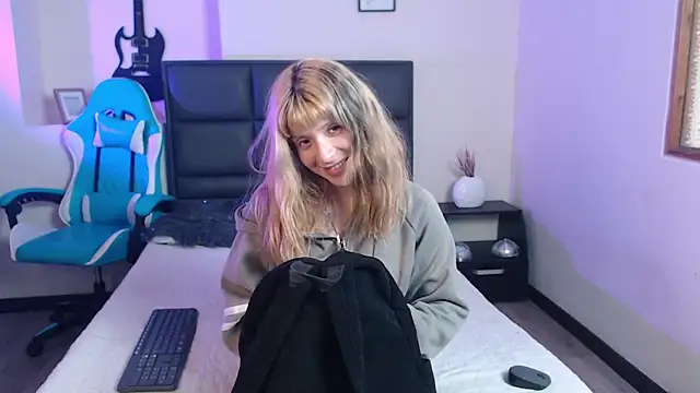 Snapshot of Amnesia_ chatting on 10/13/25, 05:13 Amnesia online show from 10/13/25, 05:13