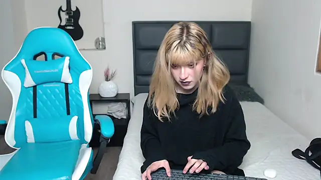 Snapshot of Amnesia_ chatting on 10/27/25, 01:04 Amnesia online show from 10/27/25, 01:04