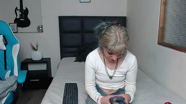 Snapshot of Amnesia_ chatting on 11/06/25, 01:12 Amnesia online show from 11/06/25, 01:12