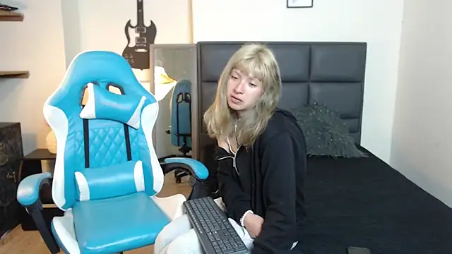 Snapshot of Amnesia_ chatting on 11/17/25, 12:55 Amnesia online show from 11/17/25, 12:55