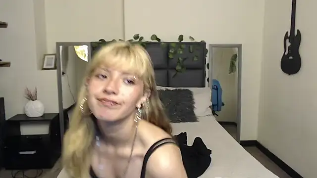 Snapshot of Amnesia_ chatting on 11/28/25, 06:10 Amnesia online show from 11/28/25, 06:10