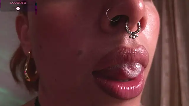 Snapshot of bri_von_dhara__ chatting on 12/18/25, 01:39 bri von dhara online show from 12/18/25, 01:39