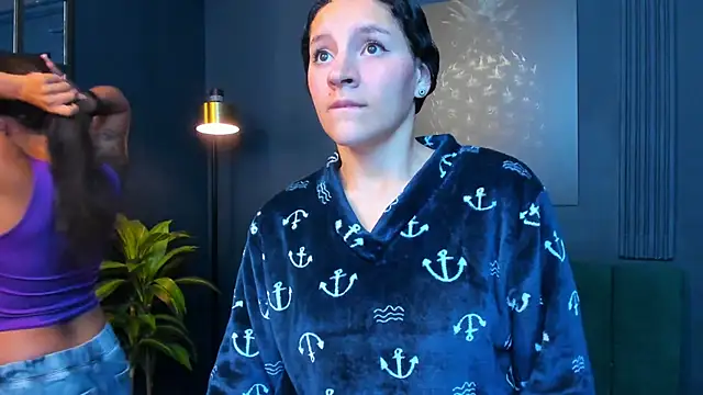 Snapshot of aliceandsia chatting on 09/29/25, 12:10 aliceandsia online show from 09/29/25, 12:10