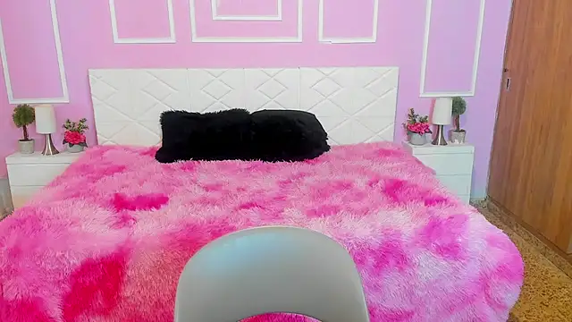 Snapshot of BellaSky4 chatting on 11/04/25, 01:32 BellaSky4 online show from 11/04/25, 01:32