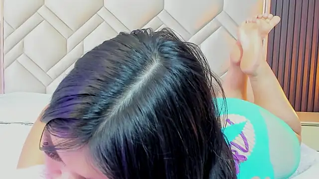 Snapshot of MiaaFarrel chatting on 11/21/25, 07:56 MiaaFarrel online show from 11/21/25, 07:56