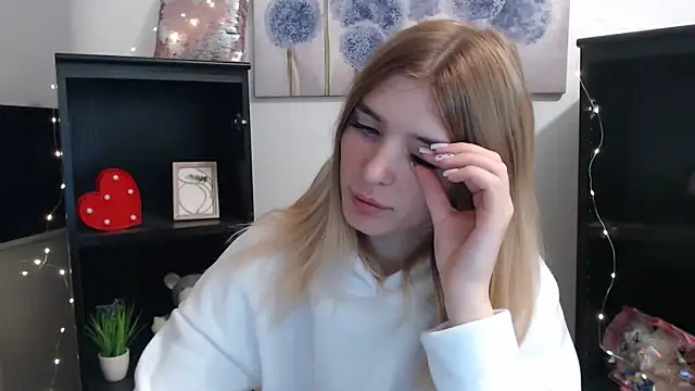 JuiceLips   online show from 11/21/25, 12:15