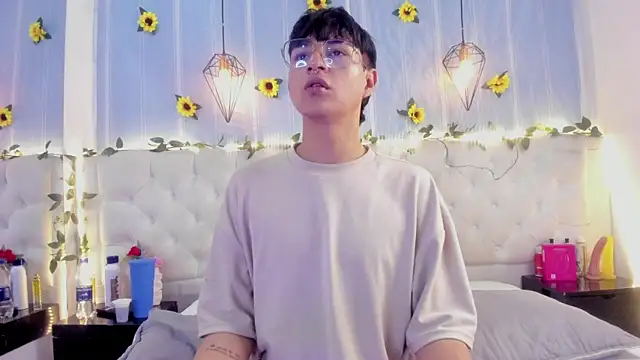 AleAurarashi online show from 10/18/25, 04:15