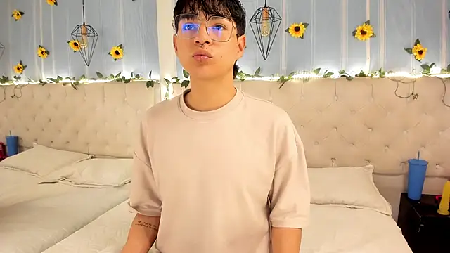 AleAurarashi online show from 10/28/25, 03:10