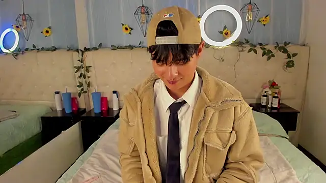 AleAurarashi online show from 11/22/25, 04:33