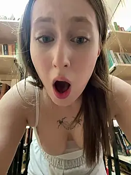 Snapshot of FroggyAnna chatting on 05/23/26, 04:33 FroggyAnna online show from 05/23/26, 04:33