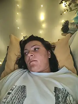 Snapshot of caperucita1807 chatting on 10/17/25, 08:33 caperucita1807 online show from 10/17/25, 08:33