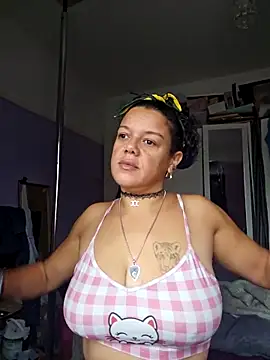 Snapshot of GoddessChantelle chatting on 10/13/25, 01:55 GoddessChantelle online show from 10/13/25, 01:55