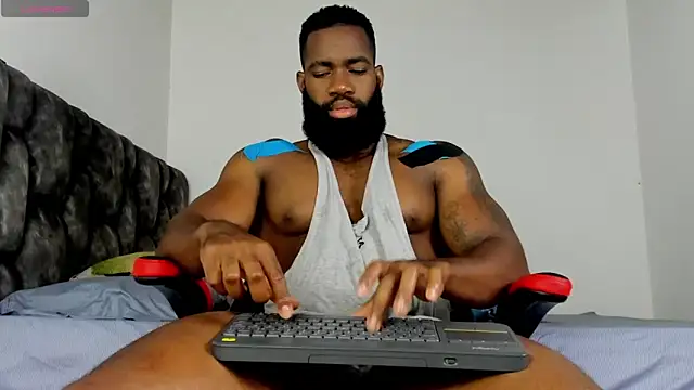 Snapshot of james_musclebbc chatting on 06/05/26, 01:12 james musclebbc online show from 06/05/26, 01:12
