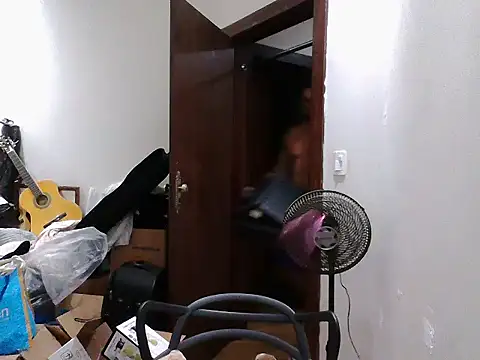 Snapshot of Mitt1993b chatting on 12/05/25, 01:42 Mitt1993b online show from 12/05/25, 01:42