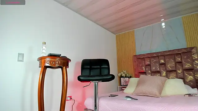 Isabella Haddad online show from 10/31/25, 04:24