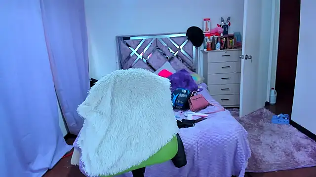 Luna Analya online show from 11/17/25, 12:00