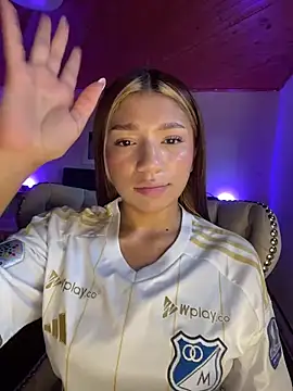 Snapshot of Isabella18_pink chatting on 06/19/26, 05:50 Isabella18 pink online show from 06/19/26, 05:50