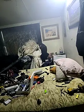 bearded cross online show from 12/18/25, 05:13