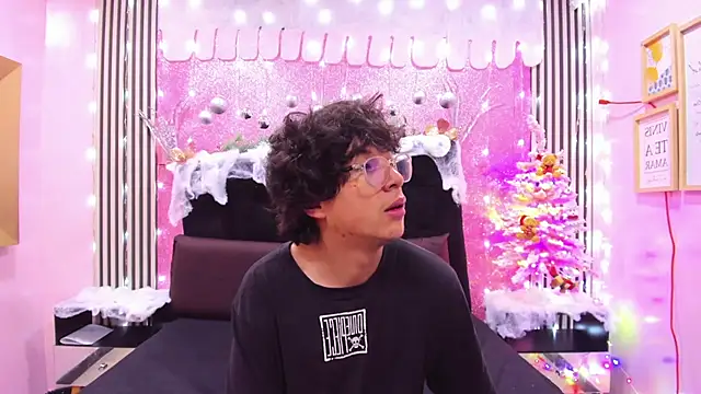 Snapshot of Desire_Ecstasy chatting on 12/19/25, 05:42 Desire Ecstasy online show from 12/19/25, 05:42