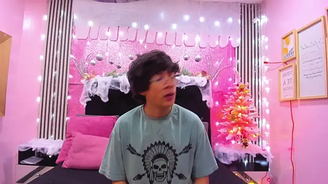 Snapshot of Desire_Ecstasy chatting on 12/22/25, 05:54 Desire Ecstasy online show from 12/22/25, 05:54