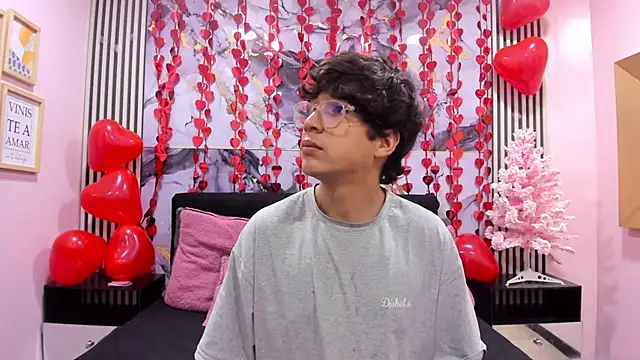 Snapshot of Desire_Ecstasy chatting on 02/18/26, 03:24 Desire Ecstasy online show from 02/18/26, 03:24