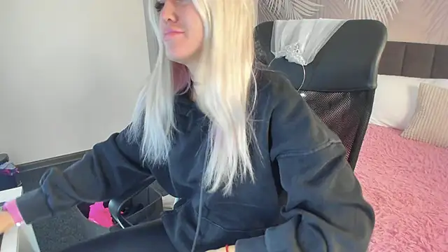 Snapshot of Kira_Key chatting on 09/29/25, 01:44 Kira Key online show from 09/29/25, 01:44