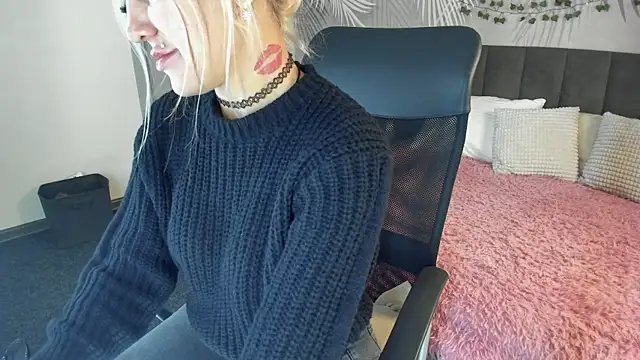 Snapshot of Kira_Key chatting on 10/18/25, 01:52 Kira Key online show from 10/18/25, 01:52