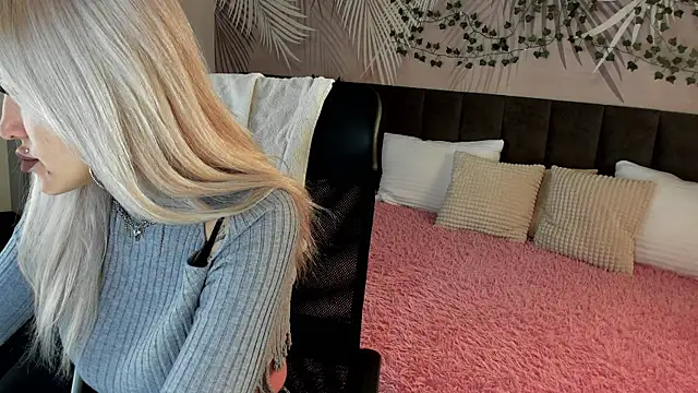 Snapshot of Kira_Key chatting on 10/31/25, 02:01 Kira Key online show from 10/31/25, 02:01