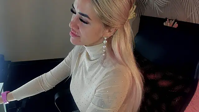 Snapshot of Kira_Key chatting on 11/02/25, 01:52 Kira Key online show from 11/02/25, 01:52