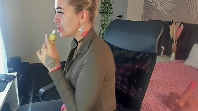 Snapshot of Kira_Key chatting on 11/03/25, 01:51 Kira Key online show from 11/03/25, 01:51