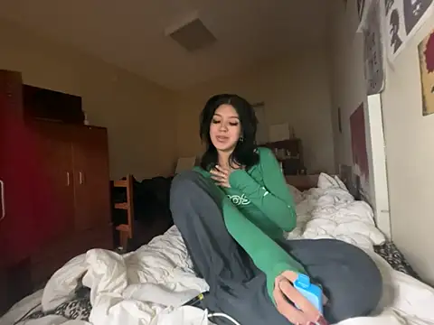 petitelatinateen online show from 02/03/26, 07:24