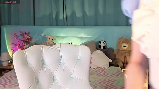 Snapshot of Aurora_Bennet chatting on 11/10/25, 12:42 Aurora Bennet online show from 11/10/25, 12:42