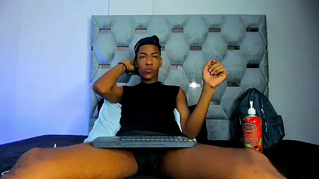 tiago xxx  online show from 10/04/25, 08:07
