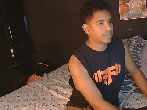 Snapshot of latinboybigdick chatting on 12/21/25, 03:35 latinboybigdick online show from 12/21/25, 03:35