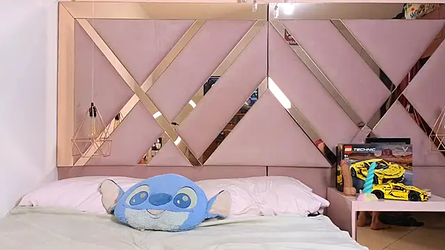 Sophia moo  online show from 10/24/25, 05:26