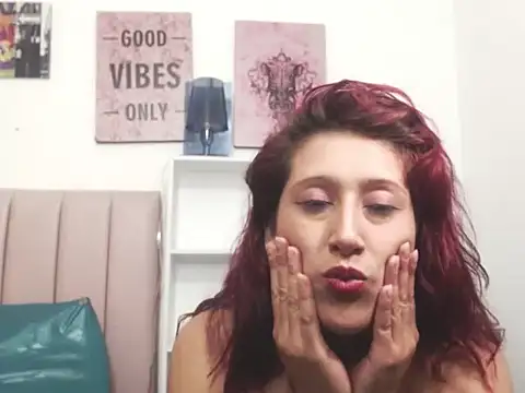 Snapshot of Chloe_Wiild chatting on 10/04/25, 03:59 Chloe Wiild online show from 10/04/25, 03:59