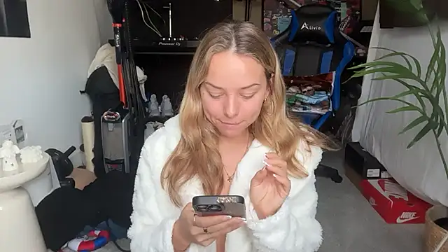 KayleeBella online show from 03/15/26, 09:04