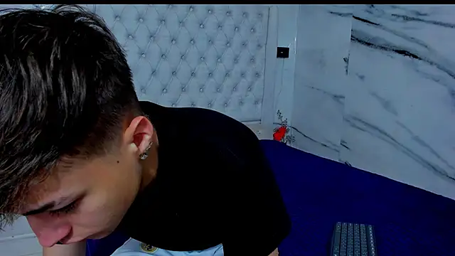 Ari and Storm online show from 11/29/25, 01:47