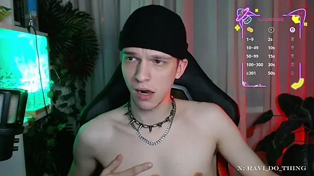 Snapshot of frozen_boy chatting on 11/13/25, 04:06 frozen boy online show from 11/13/25, 04:06