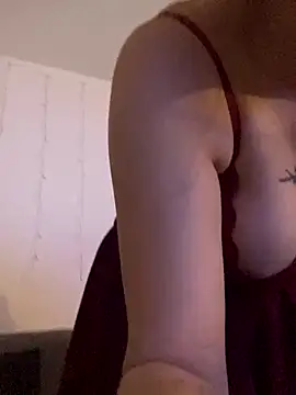 Snapshot of Hugox1123 chatting on 12/18/25, 12:49 Hugox1123 online show from 12/18/25, 12:49